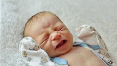 «أخفف الملابس لابني الرضيع ولا لسة شوية؟».. طبيبة أطفال تُجيب 