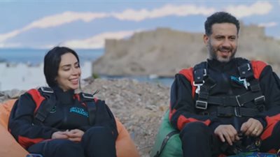 «في نجوم السماء» محمد فراج وبسنت شوقي يقفزان من الطائرة فوق سماء طابا| فيديو