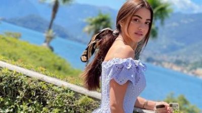 النجمة دُرة زروق ترفع شعار «عنابي يا خولي الجنينة» في إطلالة ربيعية ناعمة