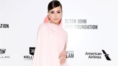 «صوفيا كارسون» تجبر شرطة الموضة على مغازلتها.. صور