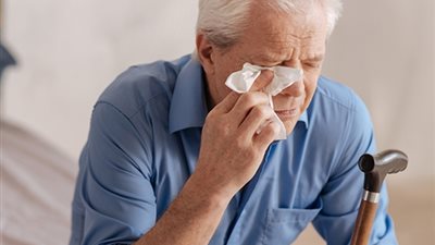 دموع أب: ابني طردني من بيته إرضاءً لزوجته!