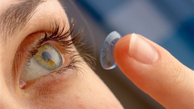 فتاوى رمضان.. هل يفسد محلول العدسات اللاصقة الصيام؟ «الإفتاء» تُجيب