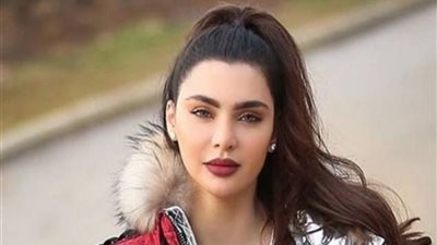 قمر اللبنانية في إطلالة رمضانية بالعباءة مع ابنتها| صور