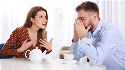 رسائل الإيميل تفضح خيانة رجل الأعمال.. وهكذا انتقمت منه زوجته!