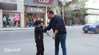 «الرحمة حلوة».. أب يضرب ابنه في برنامج الصدمة والجمهور يتدخل لمنعه.. فيديو