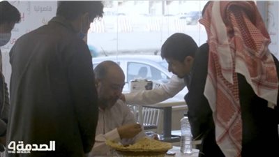 أب يُخفي على أبنائه إصابته بالسرطان.. وردود فعل مؤثرة من جمهور «الصدمة».. فيديو