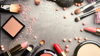 تفسير رؤيا حلم المكياج في المنام وعلاقتها بشعور المرأة بعدم الأمان مع الزوج