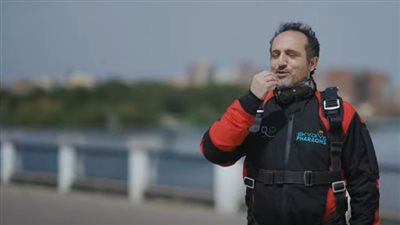 «عايز مانجة وسمك».. طلبات شريف مدكور بعد التحليق بسماء الإسماعيلية في «نجوم السما»| فيديو