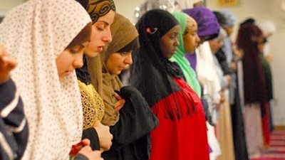 فتاوى رمضان| حكم خروج المرأة إلى المسجد متعطرة.. «الإفتاء» تُجيب