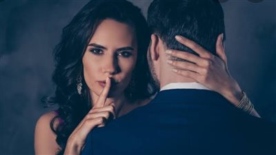 «أمي على علاقة برجل آخر ماذا أفعل؟!».. مطلقة تستغيث من ظلم عائلتها على «فيس بوك»