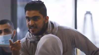 مدير يُهين عاملة الكاشير ورد فعل شجاع من شاب سعودي.. فيديو