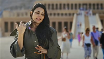 أسماء جلال تُحلق فوق معبد حتشبسوت بالأقصر في «نجوم السماء»| فيديو
