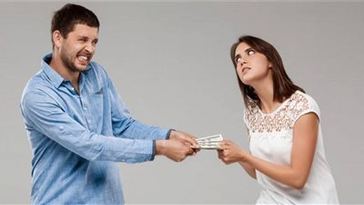 رجل على الفيسبوك: «مراتي مش عاوزة تصرف على البيت».. والجمهور: «الأدوار اتبدلت»