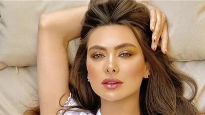 سيتفاني صليبا تتألق بالعباية الذهبية خلال زيارتها للرياض| صور