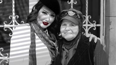 سمية الخشاب تُعلن وفاة والدتها بصورة على فيسبوك من أمام الكعبة