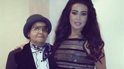 سمية الخشاب تودع والدتها أمام القبر وتنهار في البكاء| (فيديو)