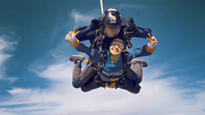 في «نجوم السماء» كارمن سليمان تقفز من الطائرة فوق سماء الفيوم| فيديو