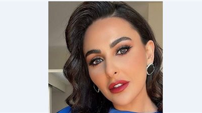 ميس حمدان تطل بأحدث تصميمات الفساتين الساحرة في «ساعة حظ»| فيديو