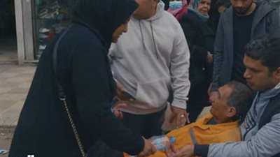 جدعنة المصريين تُنقذ عامل نظافة يسقط على الأرض من شدة التعب.. فيديو