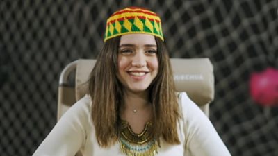 رنا رئيس ترقص بالأسواني قبل التحليق في «نجوم السماء»| فيديو