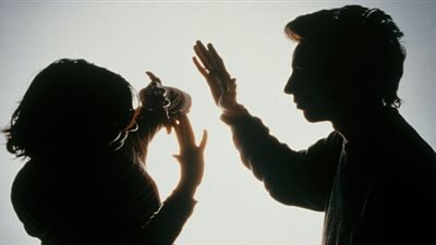 ضرب زوجته وكسر لها ذراعها فكان رد فعلها غير متوقع والتعليقات: «جدعة برافو عليكي»