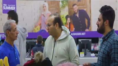 «أب يرفض مسامحة ابنه بعد تعديه على والدته».. في برنامج الصدمة والجمهور يصلح بينهما| فيديو