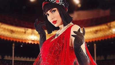 نسرين طافش تتألق في «جوقة عزيزة» بفستان تل فضفاض بالريش| صور