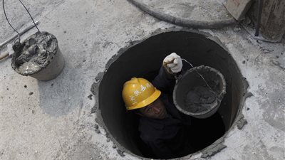 رأيت نفسي أقع في المجاري بالمنام.. اعرفي تفسير الحلم