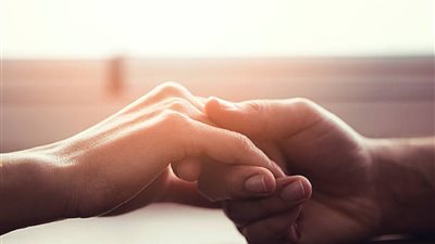 هل لمس الزوجة ينقض الوضوء؟ «الأزهر» يحسم الخلاف 