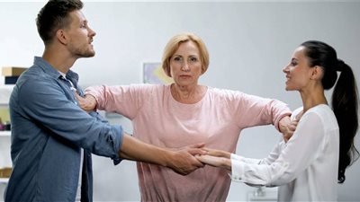 فتاة: «حماتي متدخلة في حياتي أعمل إيه؟».. ونصائح البنات: «بتغير عليه سيبهولها»