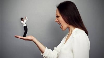 «تجاهل الرد على أفعالها».. 6 نصائح للتعامل مع زوجتك المُسيطرة بسهولة