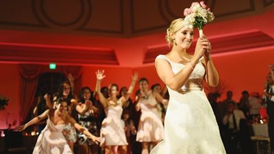 «وضع رضيع على فراش الزوجية وكنس الصحون».. أغرب عادات الزواج في أوروبا