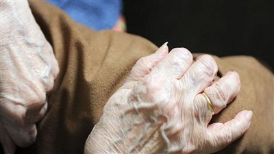 مأساة مُسنة أمام المحكمة: «بيعايرني بشعري الأبيض وأسناني المخلعة!»