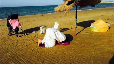 الأزهر: صلاة المرأة على الشواطئ والحدائق جائزة.. بشرط