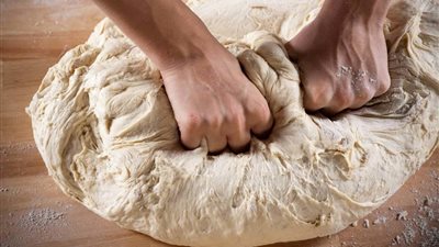 للعزباء والمتزوجة.. تفسير حلم رؤيا عجن العجين في المنام