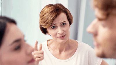 ظلم المرأة للمرأة.. الأم أول من تعترض على زواج ابنها من مُطلقة