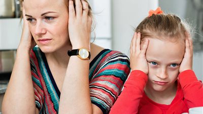 الأم العصبية خطر على أطفالها.. تُسبب السكر والضغط والتبول اللا إرادي