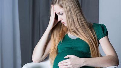 بكاء متكرر وإحساس بالوحدة.. أعراض شائعة لاكتئاب الحمل