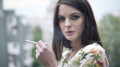 «زوجتي بتشرب سجاير ومش عارف اتصرف إزاي».. التعليقات: «مزاج عالي»