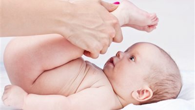 أم لأول مرة.. علامات بسيطة تكشف إصابة ابنك بالإمساك