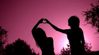 سنة أولى غرام.. دليل الأم للتعامل مع حب البنات في سن المراهقة