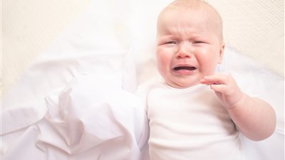 علامات تكشف أن رضيعك يبكي لأنه يريد تغيير ملابسه