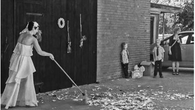 من الأطباق للسهام.. أغرب عادات التكسير والتقطيع في حفلات الزواج حول العالم| صور