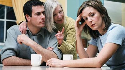 حماتي بتشتمني ومشغلاني عندها بالسُخرة وجوزي طردني.. والتعليقات: «خدامة واشتروها»