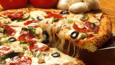 وصفة اليوم| طريقة عمل البيتزا في مطبخك بخطوات سهلة وبسيطة