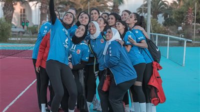 «ضحك ولعب وسيلفي».. كيف تقضي لاعبات طائرة الأهلي أوقاتهن في معسكر تونس؟