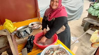 ست بـ 100 راجل.. منال تبيع السمك وتذاكر لابنها الكفيف| صور