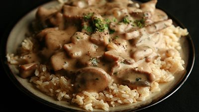 طريقة عمل «بيف ستروجانوف» على سفرة الغداء اليوم