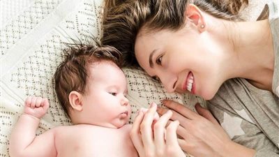 مؤشرات صحية.. أسباب تغير لون البراز لدى الأطفال