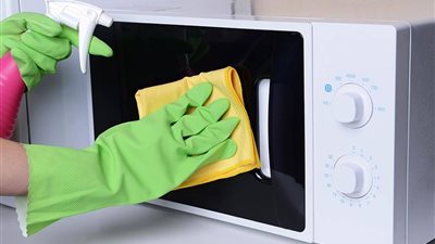 ليمون وخل.. طريقة سحرية وفعّالة لتنظيف الميكروويف